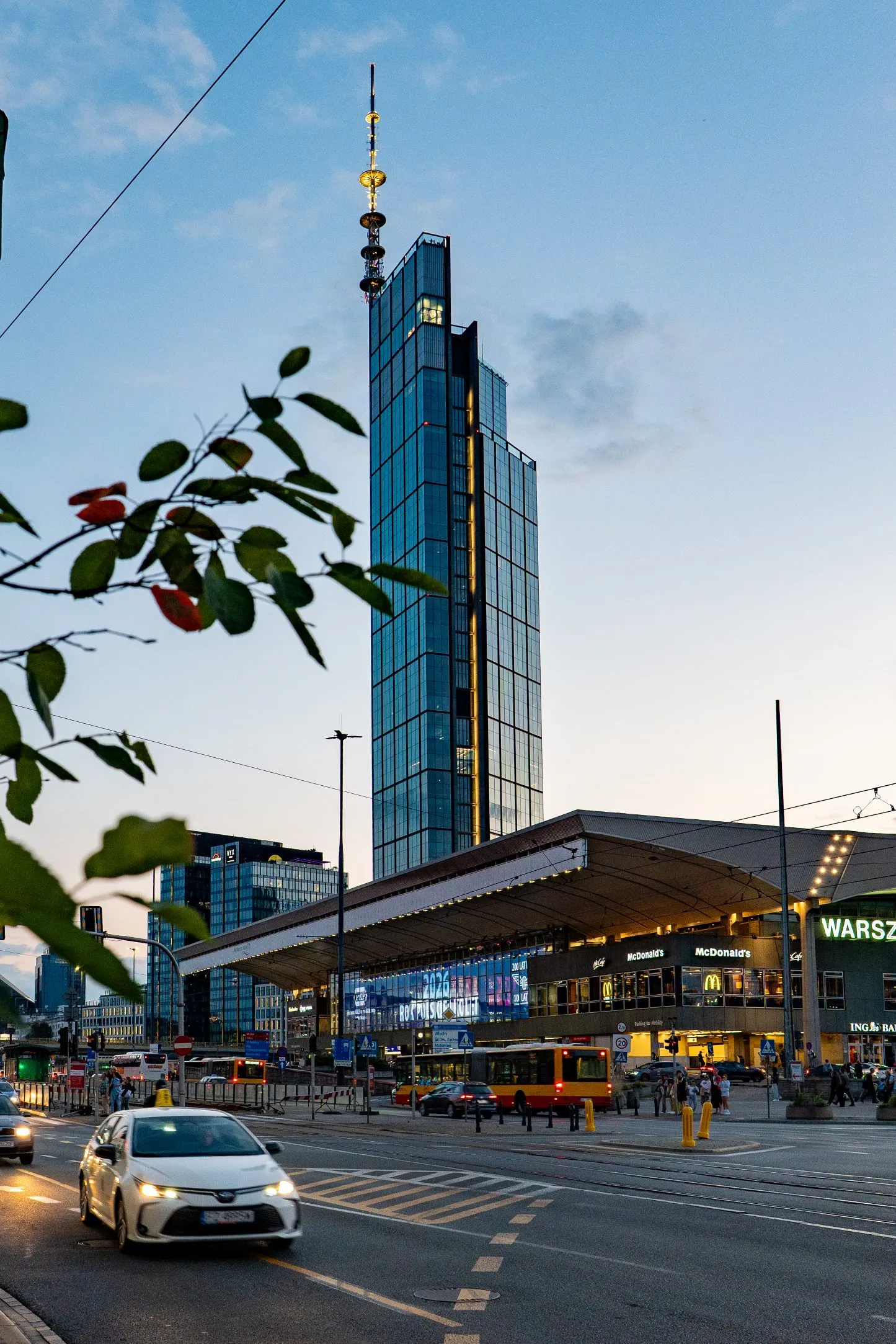 Varso Tower, Warsaw. Photograph by Marian Kozaczewski.