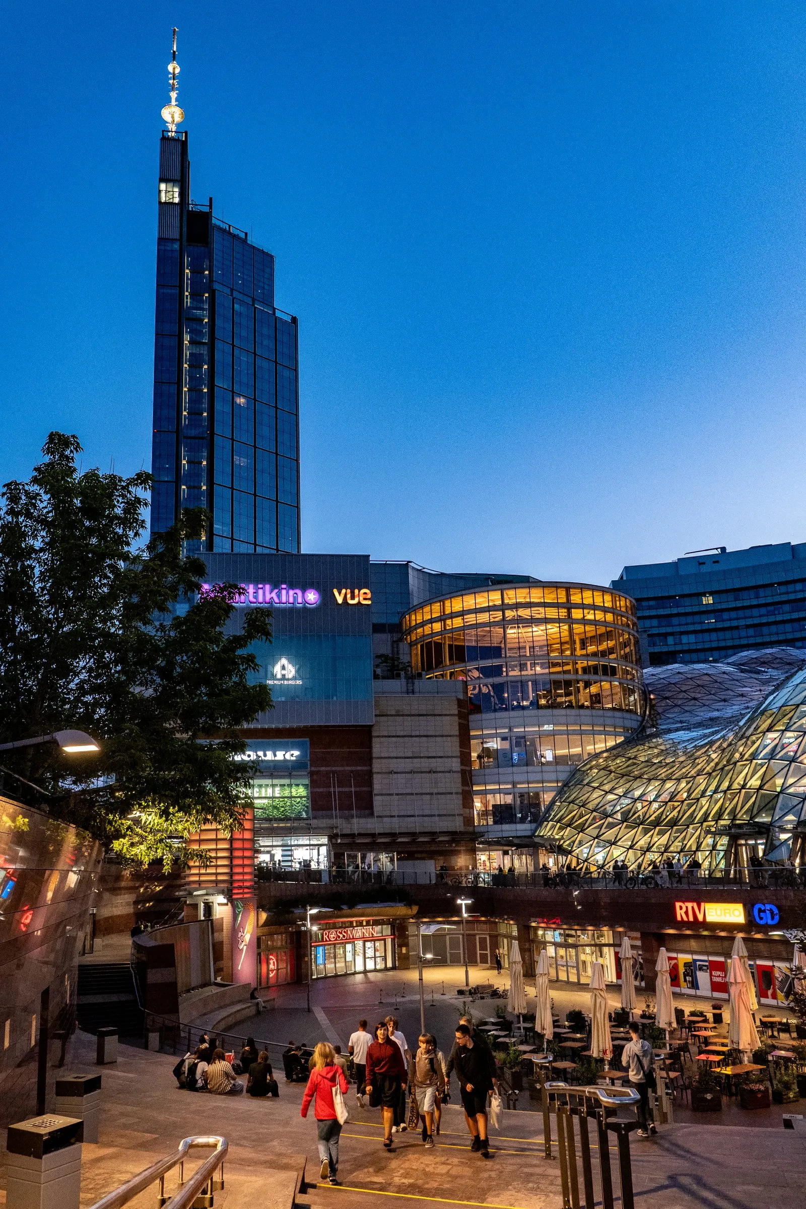 Złote Tarasy, Warsaw. Photograph by Marian Kozaczewski.