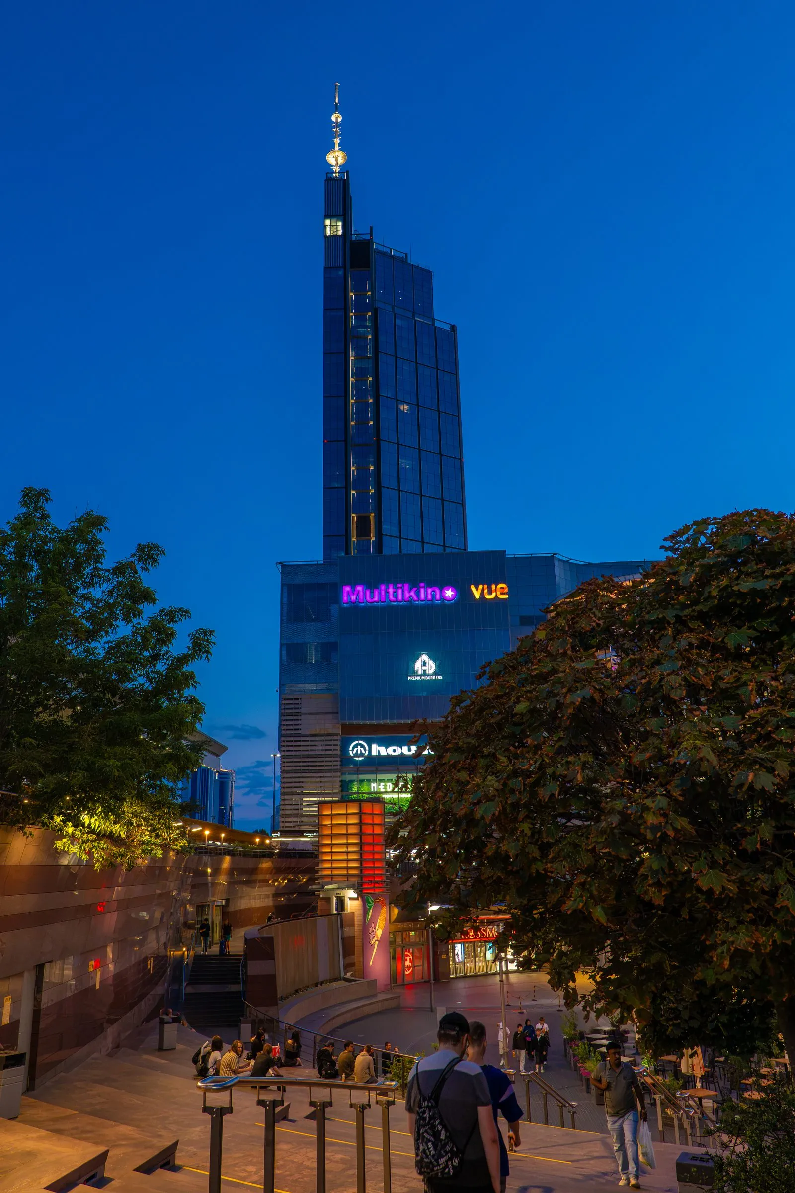 Złote Tarasy, Warsaw. Photograph by Marian Kozaczewski.