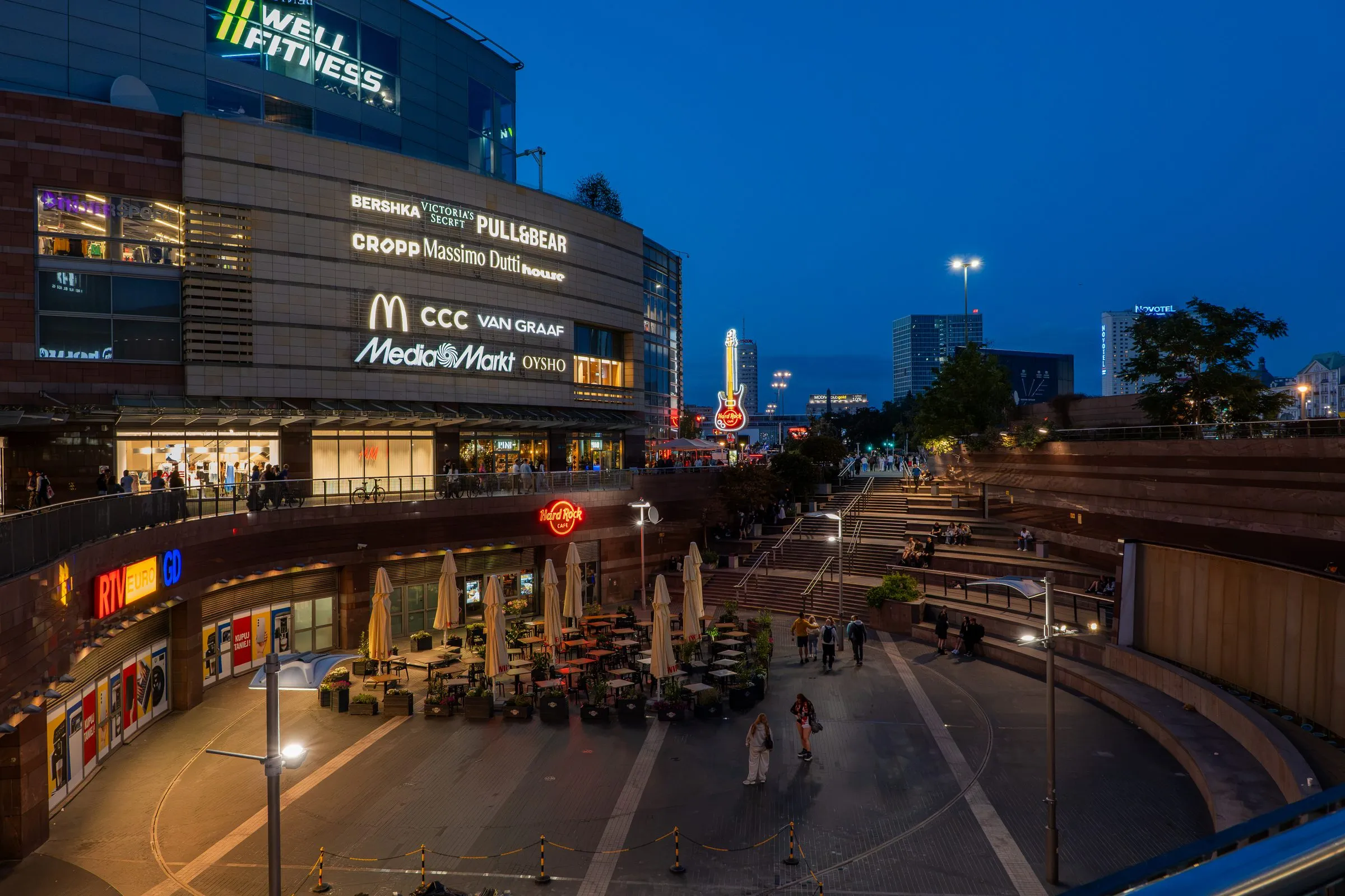 Złote Tarasy, Warsaw. Photograph by Marian Kozaczewski.
